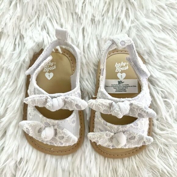 OshKosh B'gosh White Eyelet Lace Knot Baby Girl Sandals Size 1‎ (0-3 months) - Picture 6 of 11